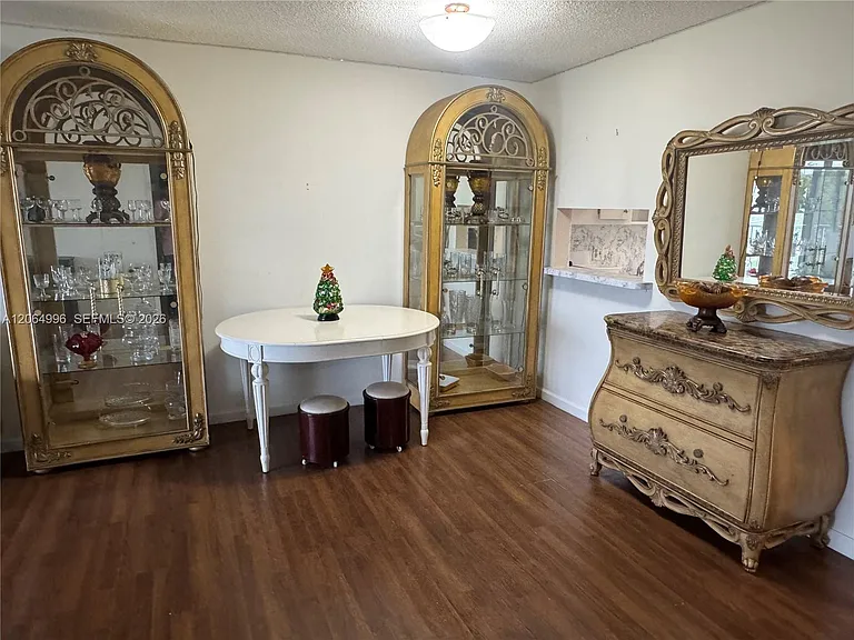 950 Hillcrest Dr #411 — Photo 11