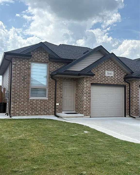 3145 Viola Cres