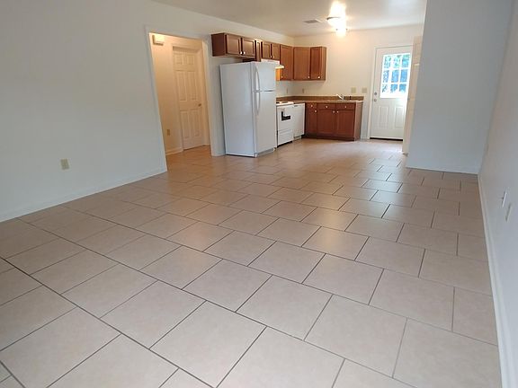 2nd image of 441 Idlewild Dr #B