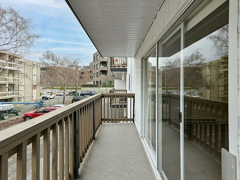 2230 Cadboro Bay Rd — Photo 34