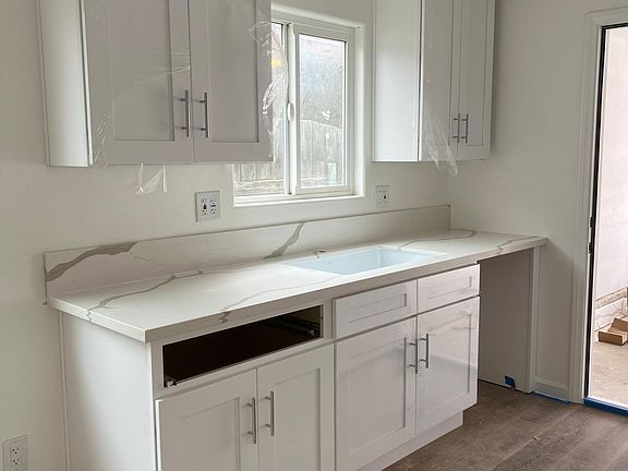 5th image of 15225 Murray Ave