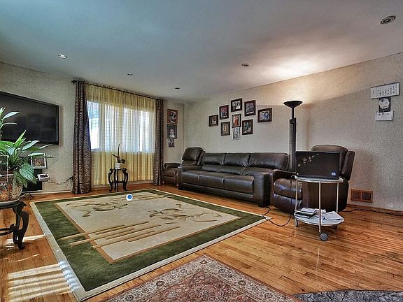 3rd image of 429 Jefferson Ave #1