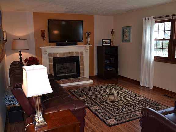 5th image of 60 Oak Hill Ct