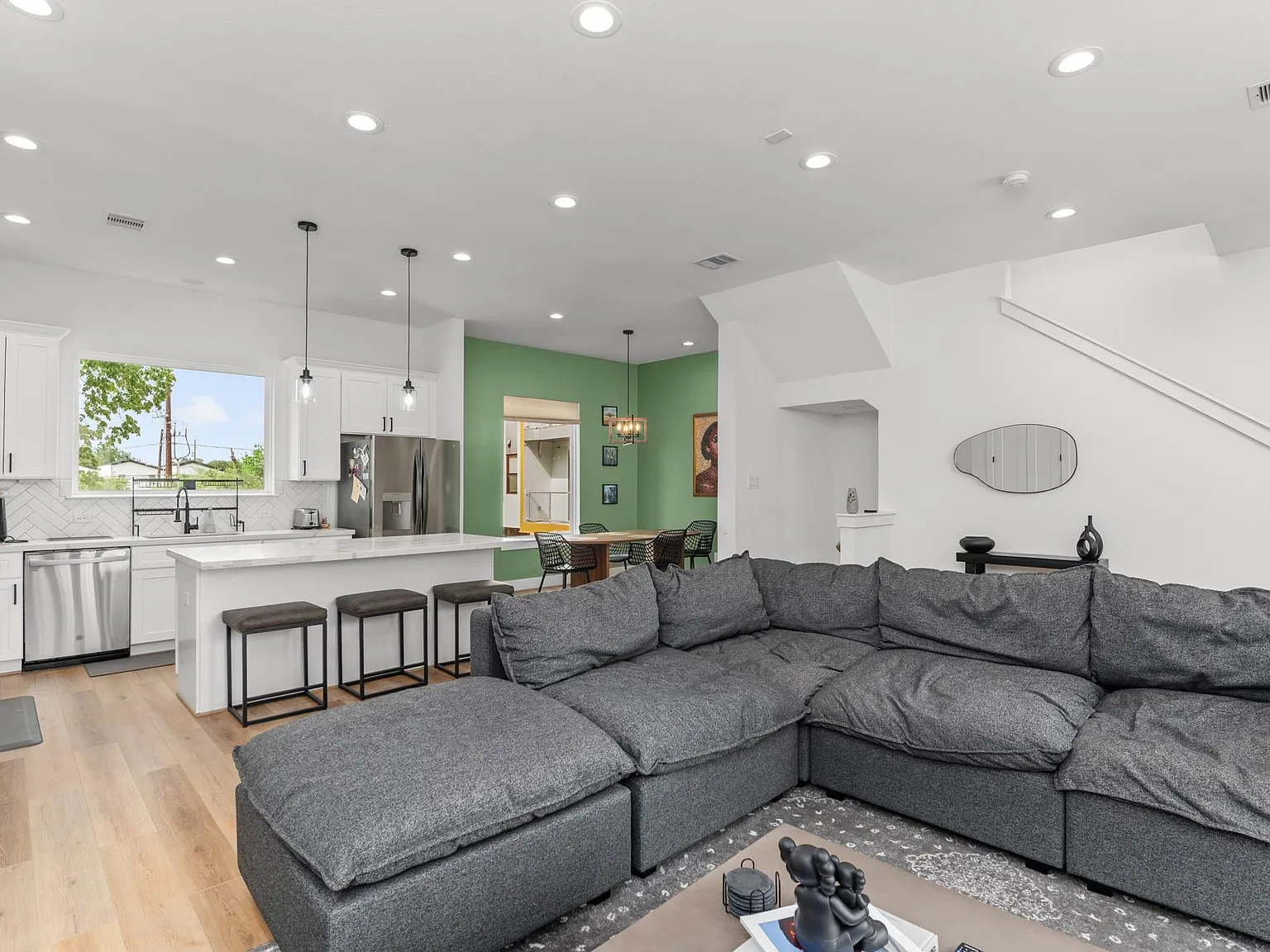 3 bed, 3.5 bath, 1906 sqft, $2,899 — Photo 3