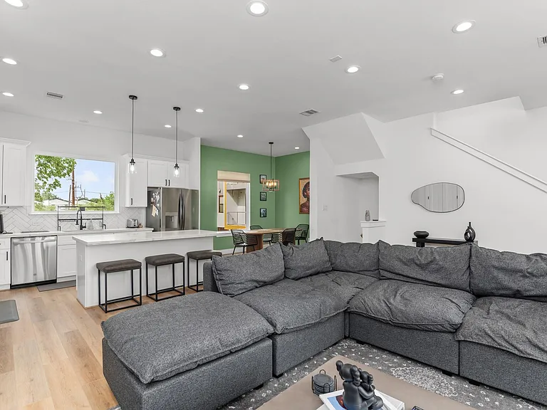 3030 Live Oak St — Photo 3
