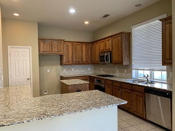 5th image of 1017 Somerset Cir