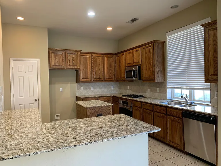 1017 Somerset Cir — Photo 5