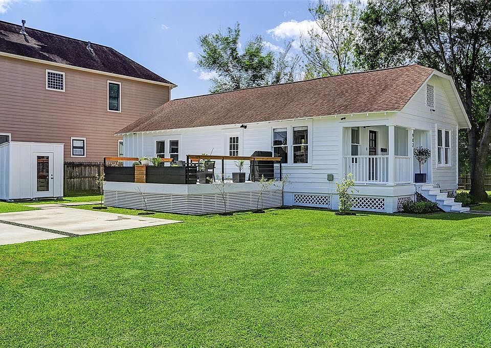 Gorgeous freshly painted bungalow on a corner lot in the Heart of the Heights
