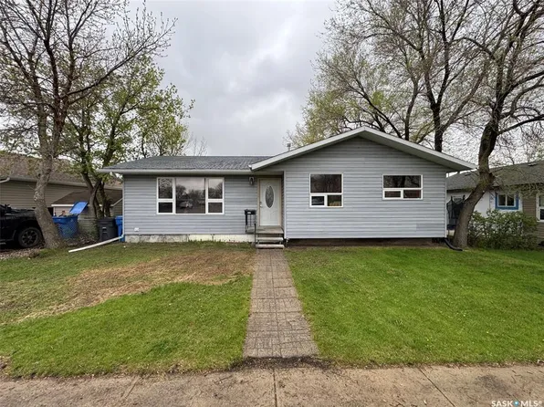 702 Second STREET, Estevan, SK S4A 2B3