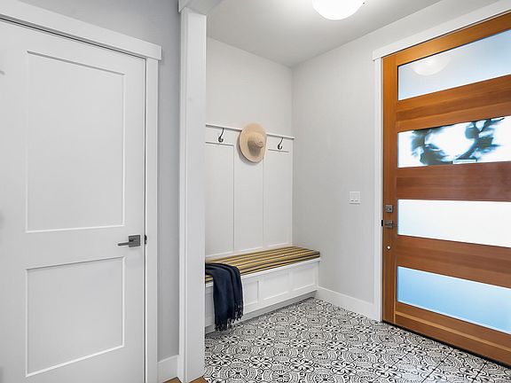 4th image of 444 SE Wildflower Dr