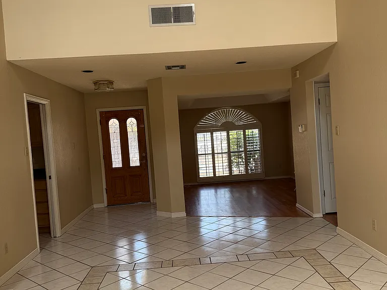 2112 Home Show Ln — Photo 3