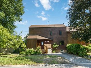 332 Iona St, Ottawa, ON K1Z8R2