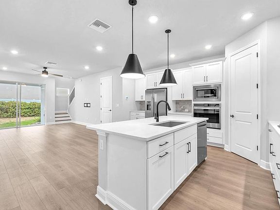 3rd image of 2613 W Horatio St #2