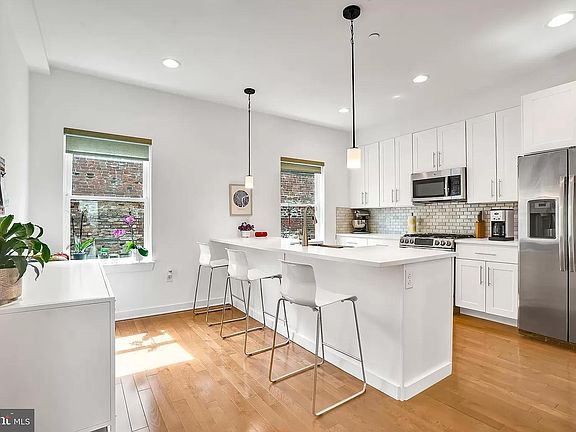 3rd image of 2517 E Cambria St #A