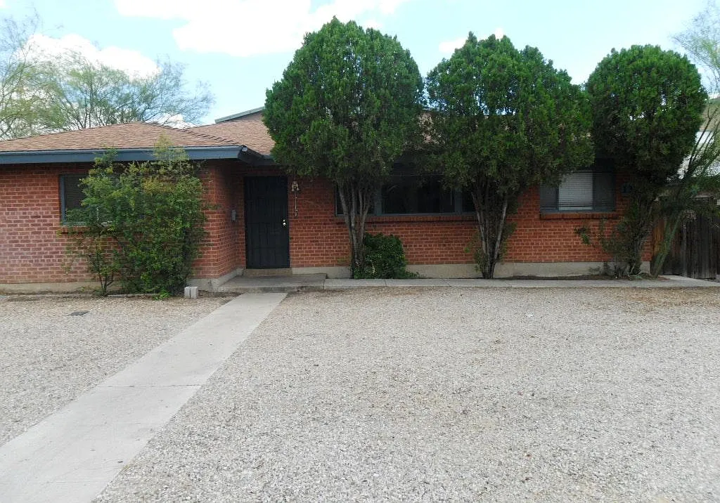 1320 E Adams St — Photo 1