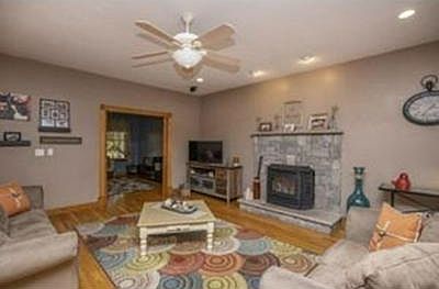 2nd image of 40 Calthrop Dr