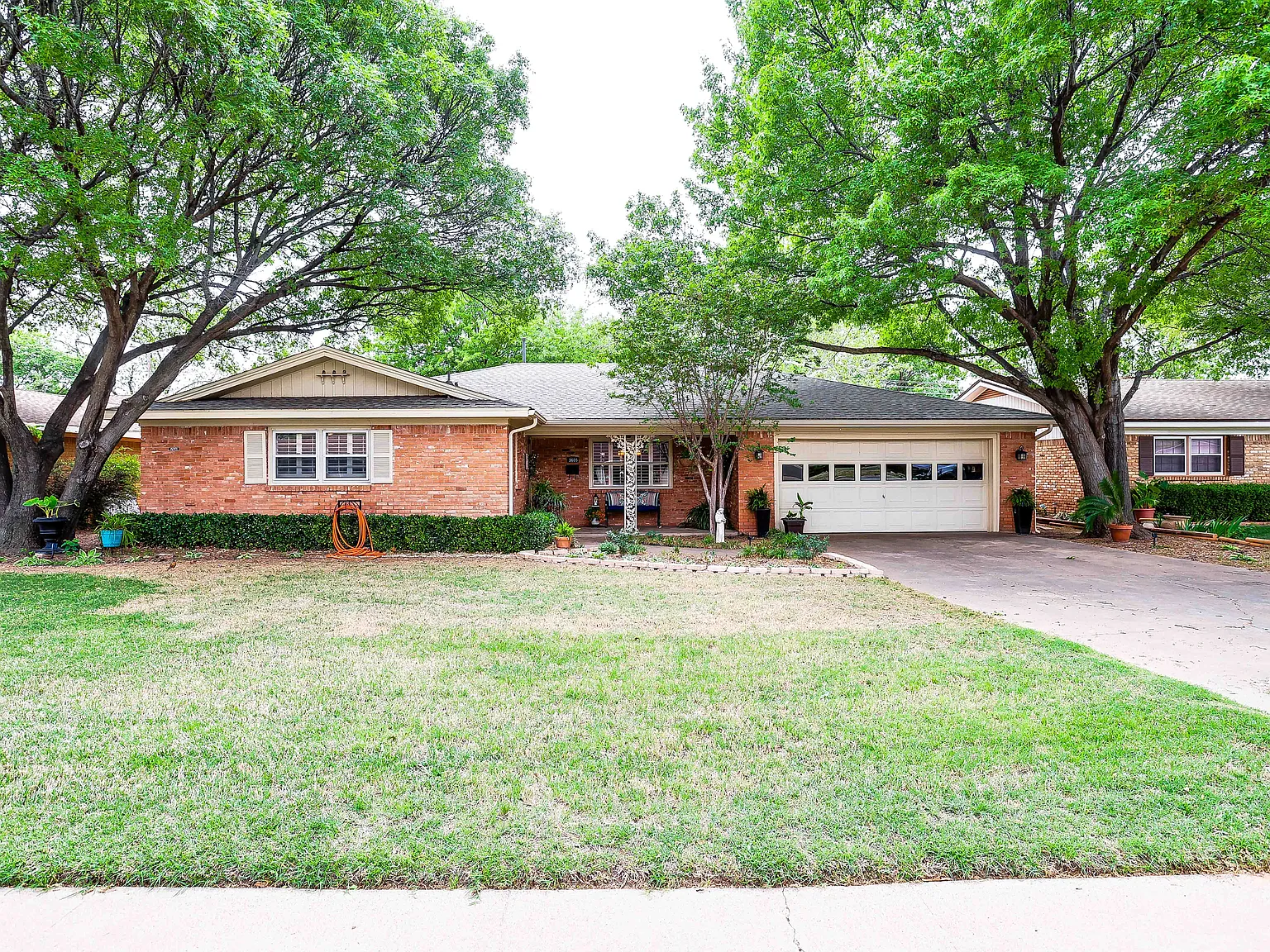 3 bed, 1927 sqft, $1,800 — Photo 2