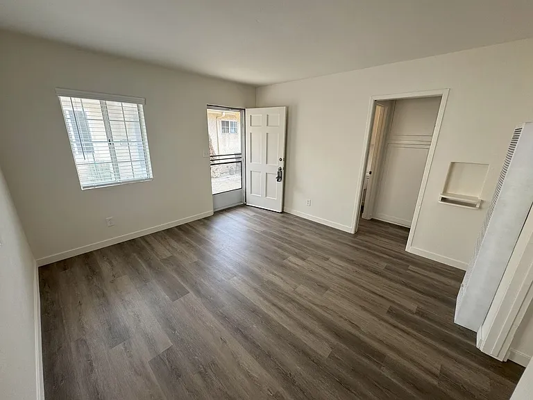 5058-68 Santa Monica Ave — Photo 14