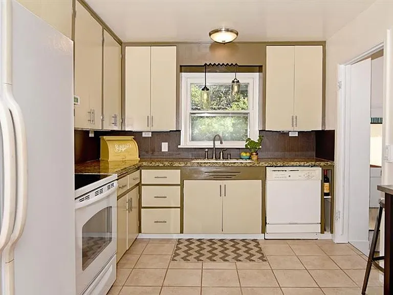 2228 W Frederic St — Photo 2