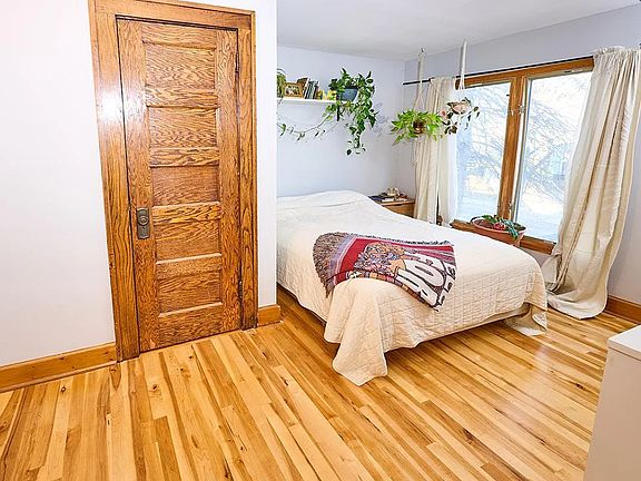4th image of 207 Logan Ave N #2