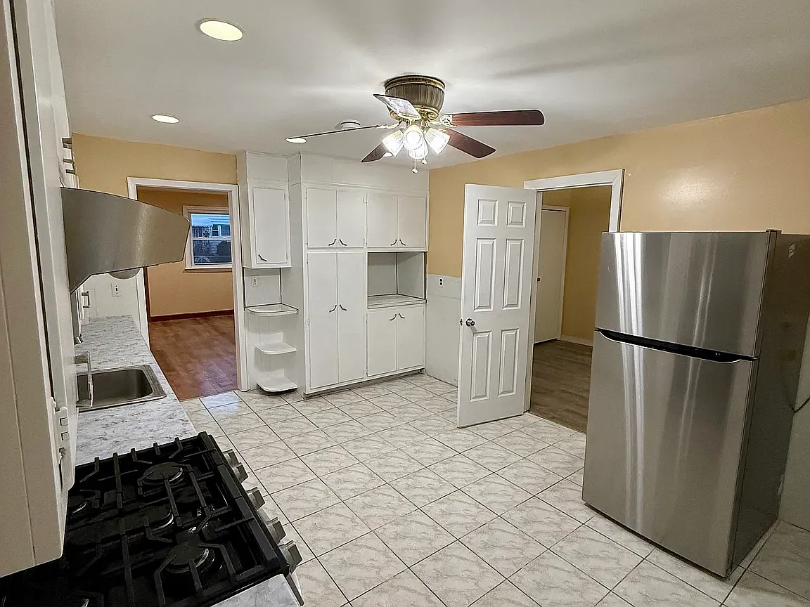 208 Sanford Ave — Photo 3