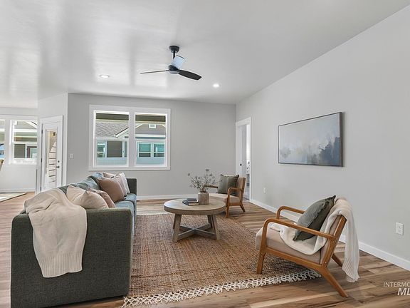 3rd image of 1012 Lincoln Cir