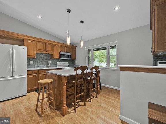 5th image of 1002 Charlton Pl