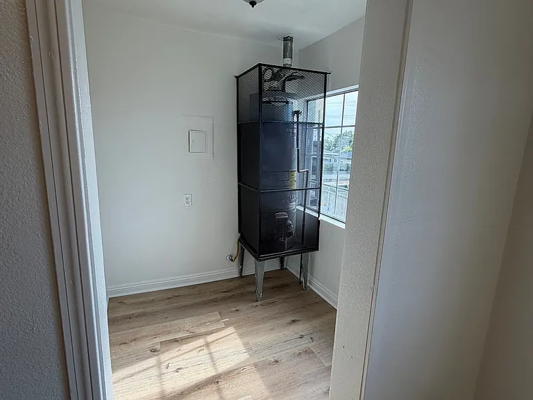 714 E 108th St #7 — Photo 9