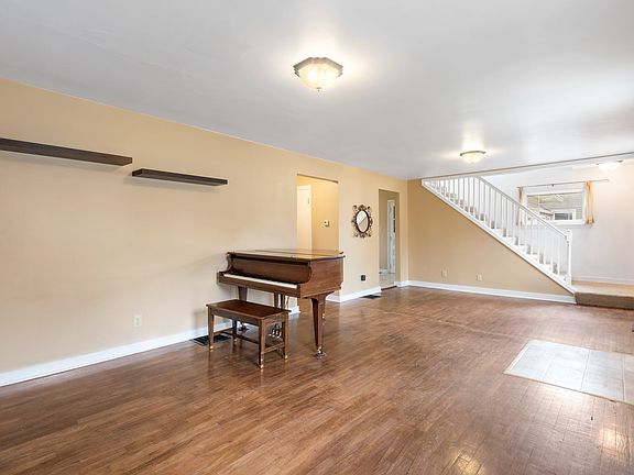 4th image of 902 N Clarkdale Dr