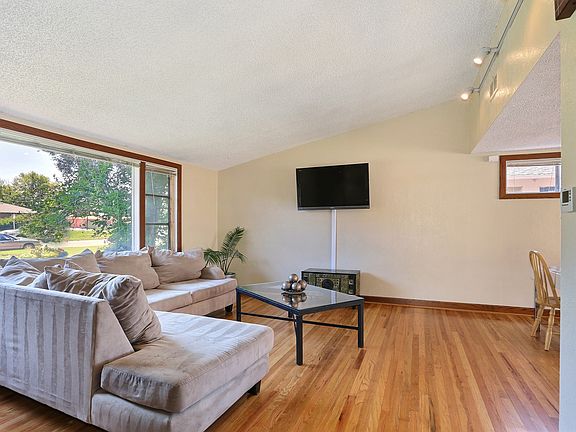 2nd image of 3015 Glencoe Street