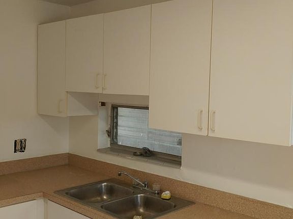 4th image of 3881 SW 63rd Ave