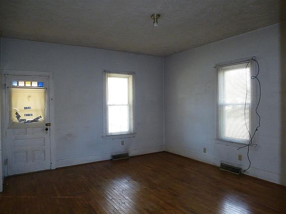 4th image of 400 S Elm St