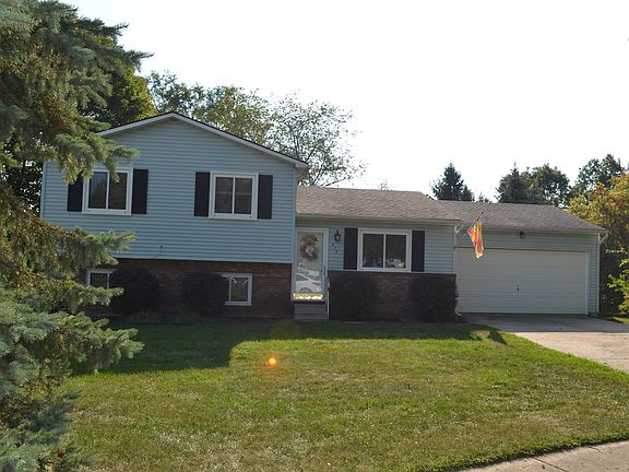 3rd image of 273 Woodlake Dr