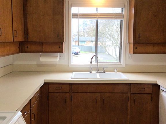 5th image of 2722 E McLoughlin Blvd