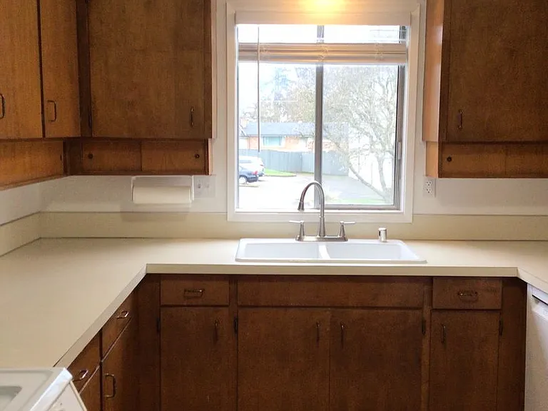2722 E McLoughlin Blvd — Photo 5