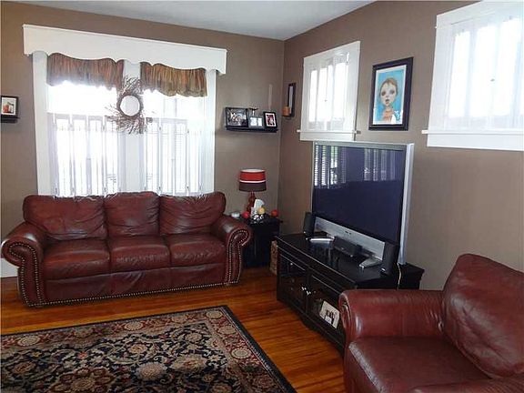 3rd image of 933 Hillcrest Ave