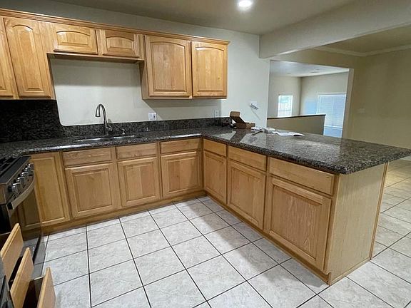 4th image of 176 Millan St