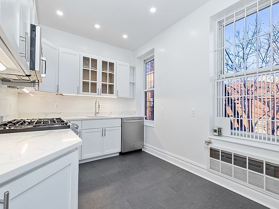 4th image of 391 West St APT 4