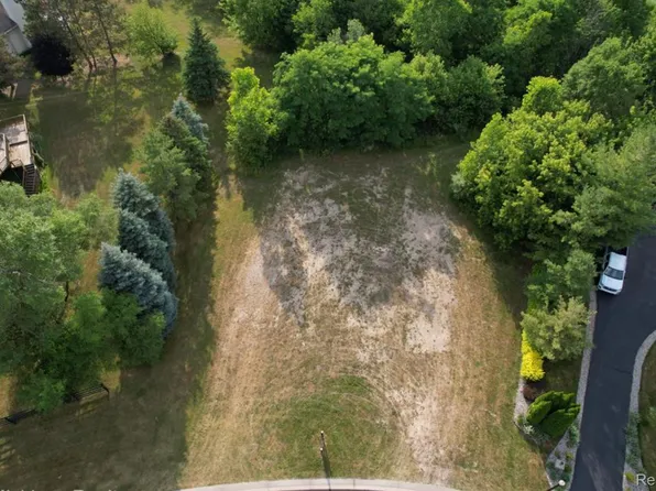 8284 Pine Hollow Trl, Grand Blanc, MI 48439