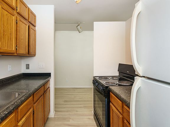 4th image of 676 Ashland Ave APT 6