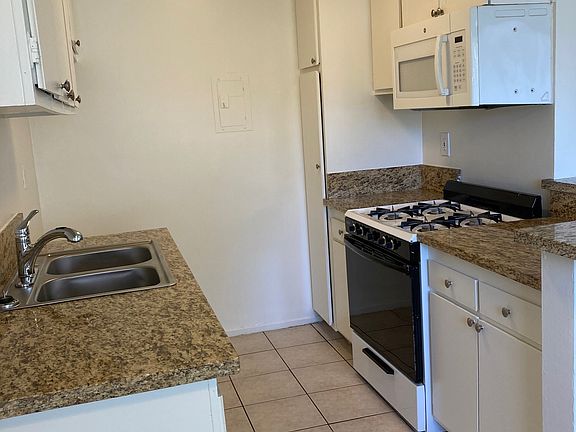 3rd image of 6125 Fulton Ave #19