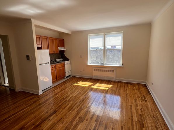 2554 E 1st St #2G