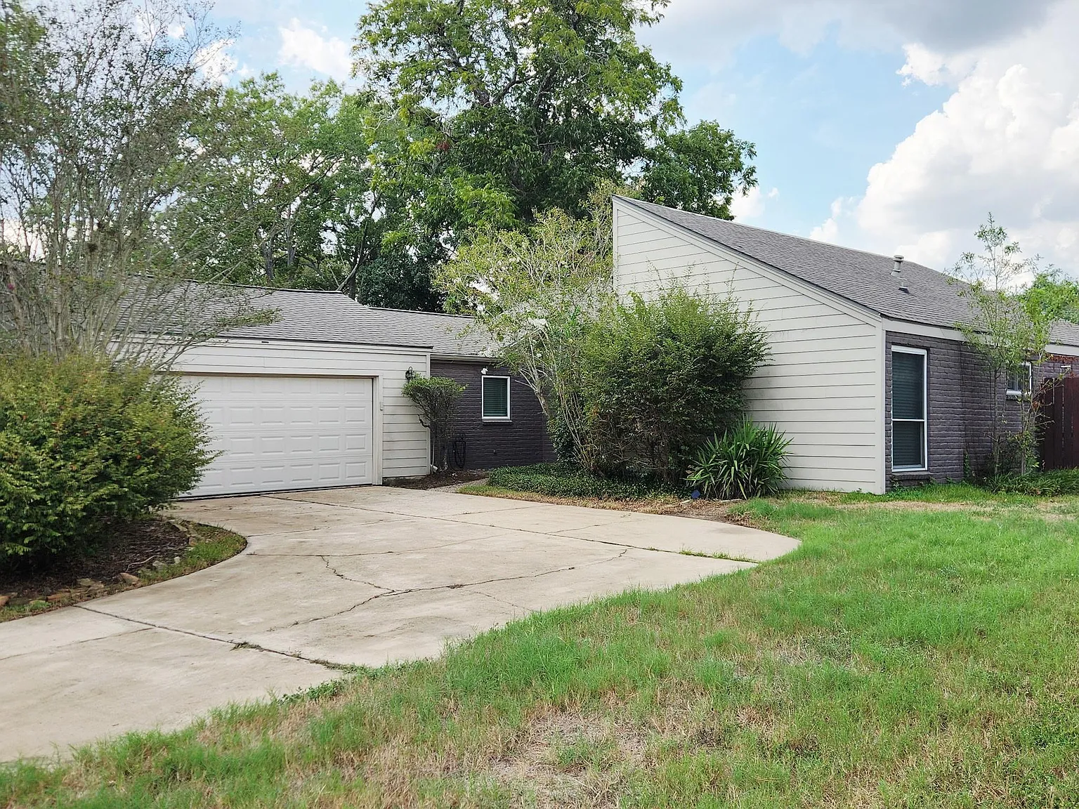 3 bed, 2.0 bath, 1845 sqft, $2,000 — Photo 1