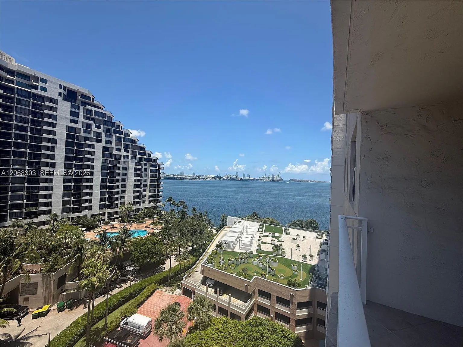 Isola Condo — Photo 3