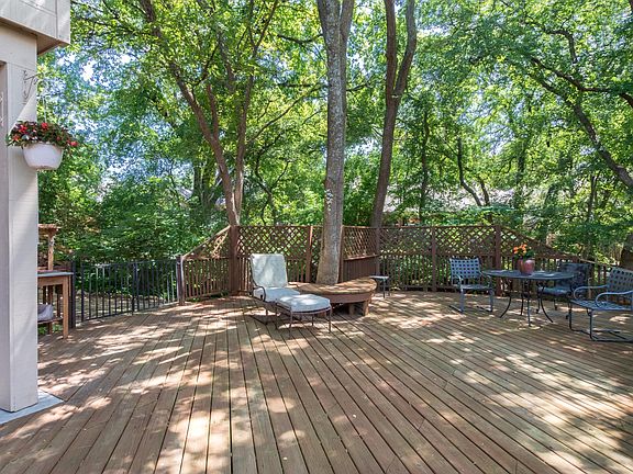 4th image of 2904 Meadow Glen Dr