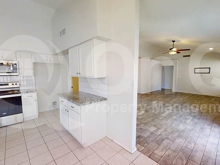 907 N Falcon Dr — Photo 4