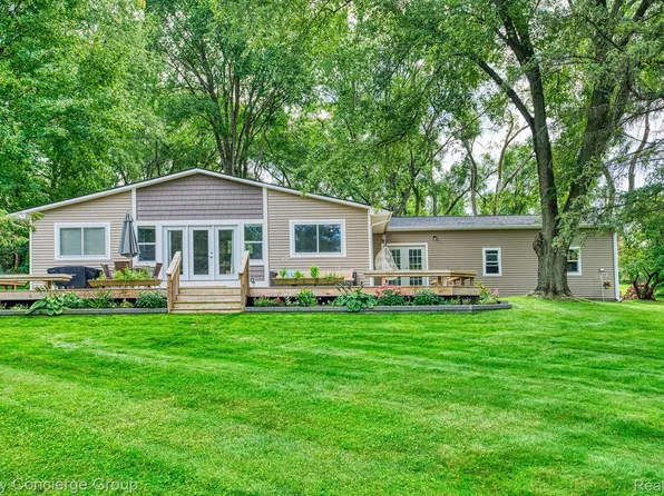 6115 Fonda Lake Dr, Brighton, MI 48116