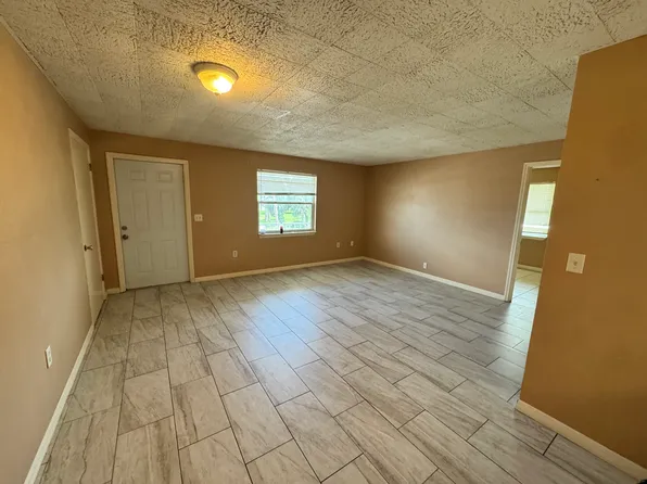 1409 57th Ave W APT 2, Bradenton, FL 34207