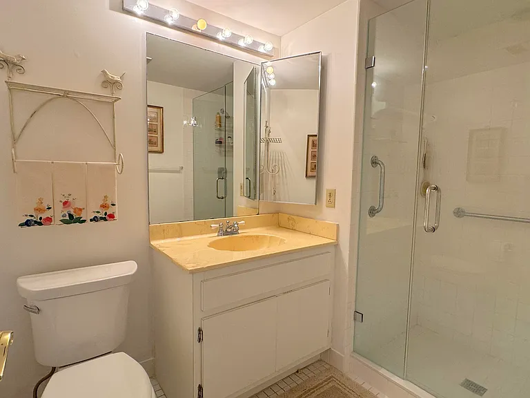 9 Stratford Dr E #B — Photo 11