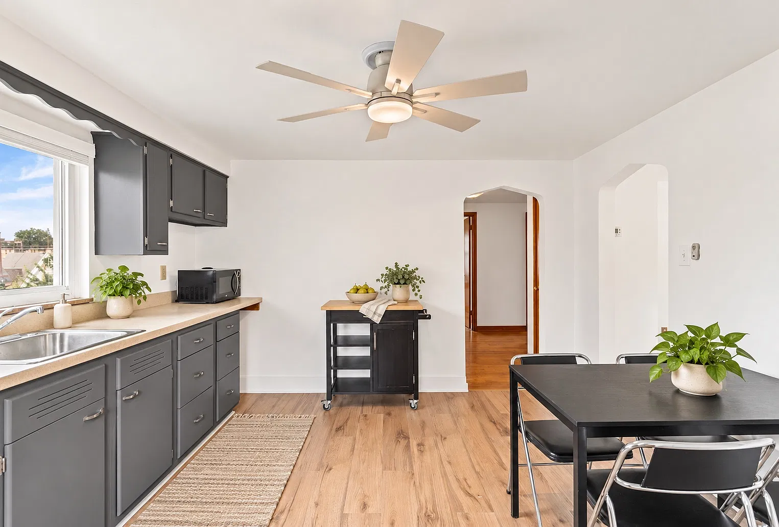 6 bed, 2100 sqft, $5,700 — Photo 3